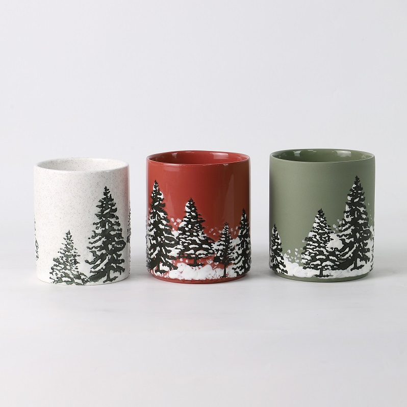 Pinus Natal Tempat Lilin yang Dilukis dengan Tangan – Siapa yang bisa menolak kejutan yang menghadirkan romansa musim dingin di pergelangan tangan Anda?