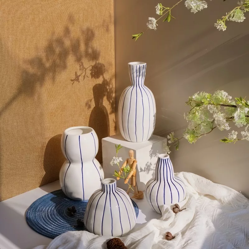 Vas Keramik Bergaris Biru Modern