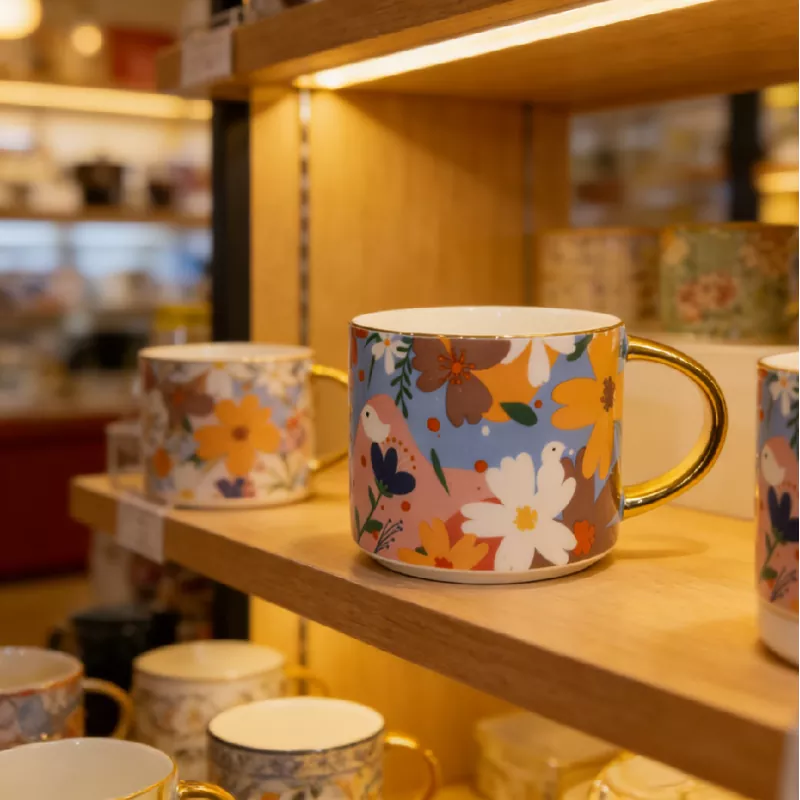 Mug Keramik Bunga Cerah dengan Trim Emas Mug Keramik Bunga Cerah dengan Trim Emas